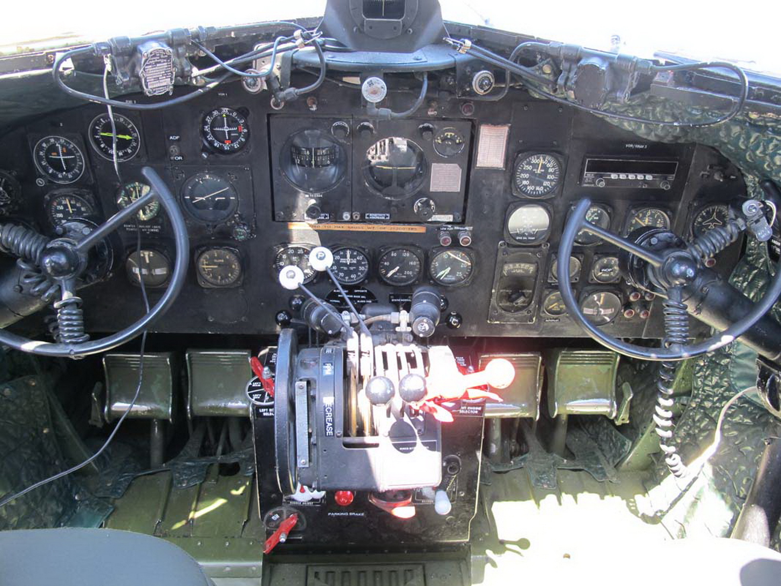 Средний военно-транспортный самолет C-47 